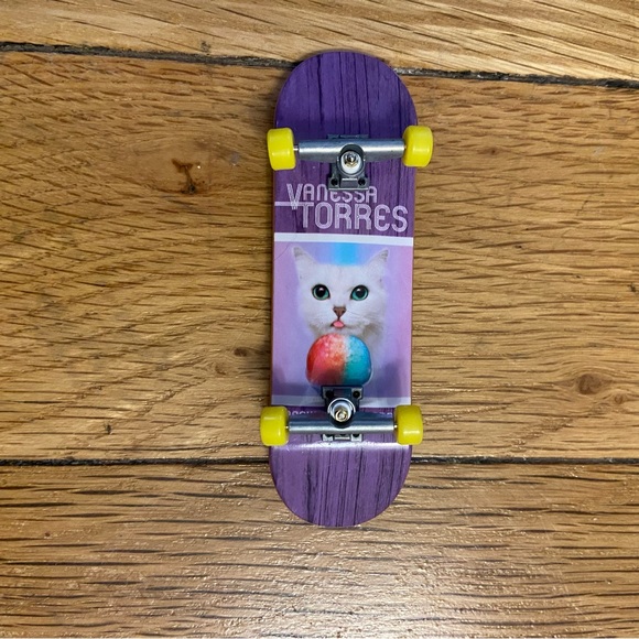 Girls Skateboard outfit with Tech Deck! (6/6x) - Picture 7 of 7